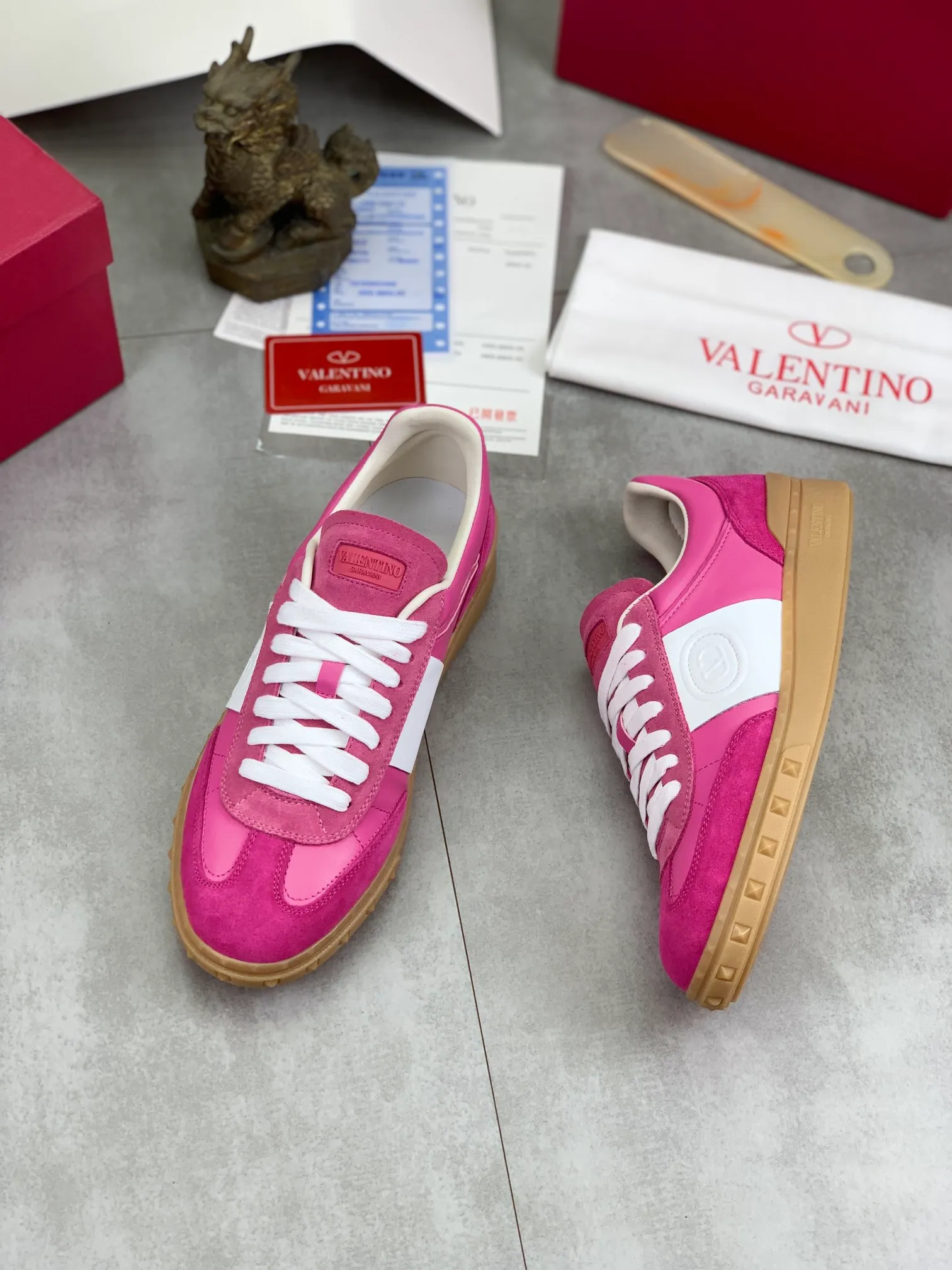 Men's Men's Shoes P520 New Couple Style Valentino Valentino 2025/UPVILLAGE Couple Casual Sports Shoes Moral Training Shoes 🆚Professional high-end, perfect replica, first-class quality, all made of original 1:1 materials, exclusive mold opening! 🎁Full set of high-end packaging at the counter ✔️Fabric: high mercerized cowhide ✔️Outsole: TPU material outsole ✔️Size: female 35-40 male 39-45 (female 41 male 38.46) 🆚All details are customized at 1:1 mold, striving for perfection!